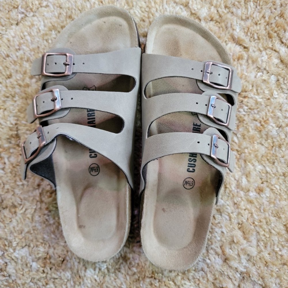 Cushionaire Triple Band Sandals size 6.5